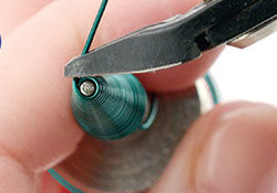 Flush cutter cutting the end of the wire